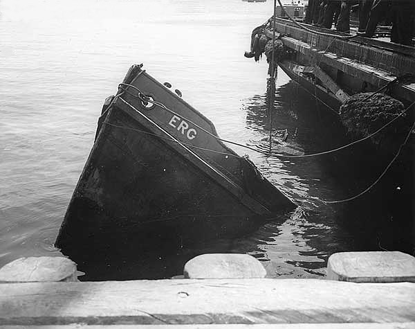 Photographie de l’étrave de l’Erg après qu’il ait été partiellement renfloué par dragage dans le bassin de Bedford