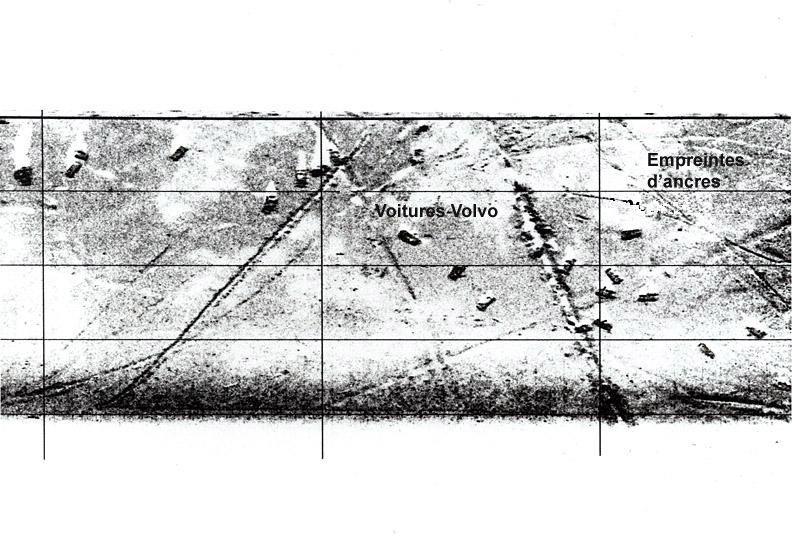 Levé de sonar à balayage latéral d’automobiles Volvo de 1969 rejetées sur le fond du bassin de Bedford, et marques d’ancre
